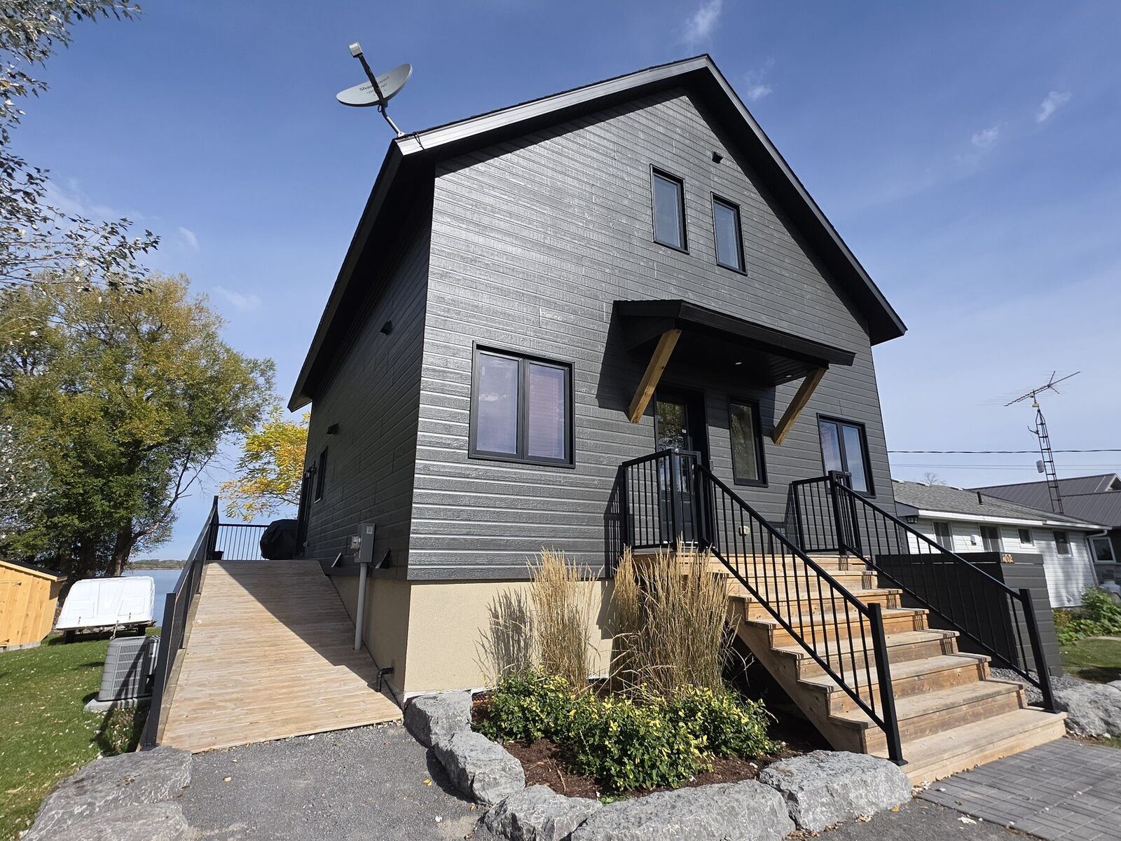 High-end finished exterior in charcoal